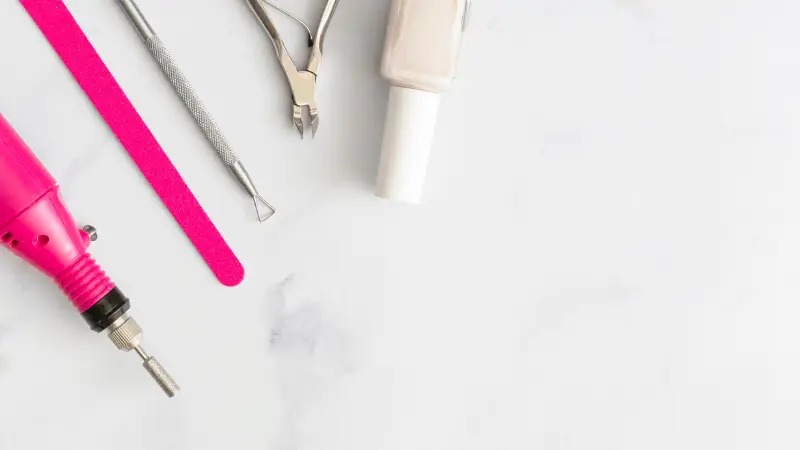 Manicura rusa vs manicura tradicional: diferencias, ventajas y cuidados